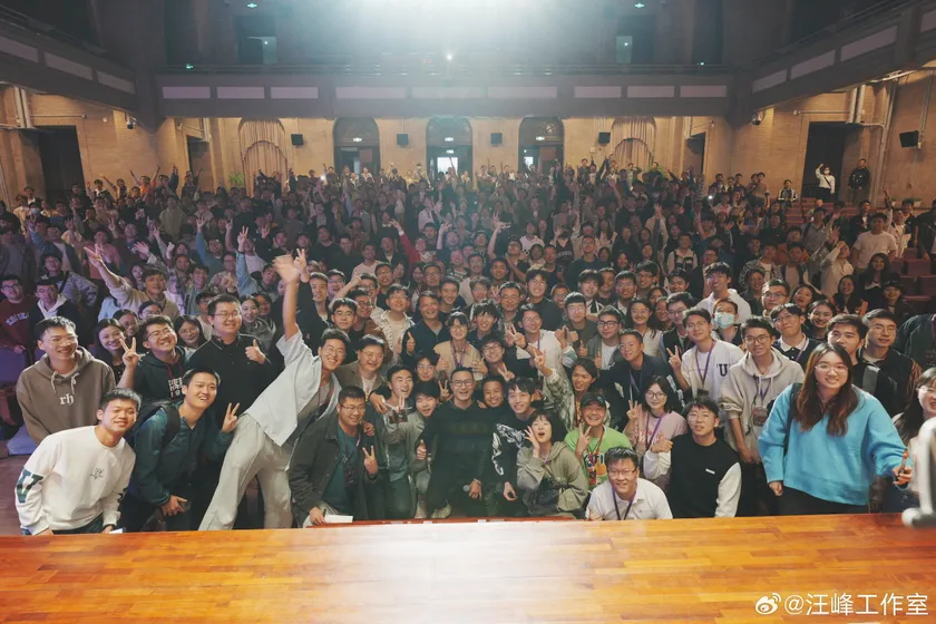 在清华大学大礼堂与同学们畅谈音乐与理想预览 5